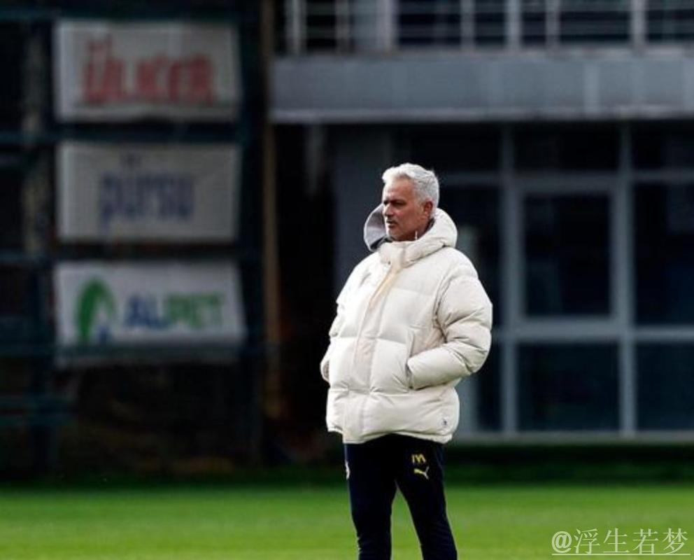 穆帅62岁再陷危机：带队1年无冠+冲突频发 或将下课索赔全额违约金